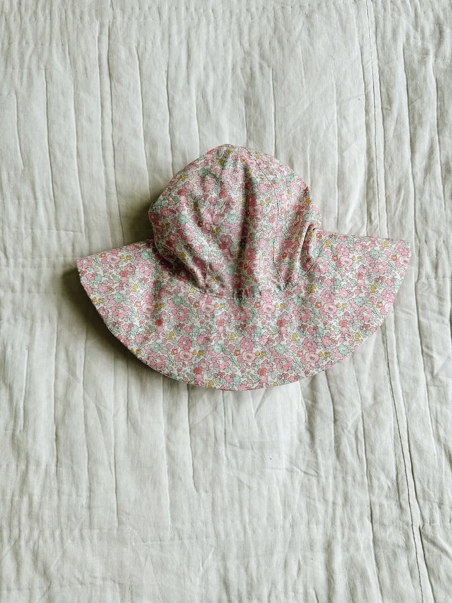 Yvonne har pink betsy
