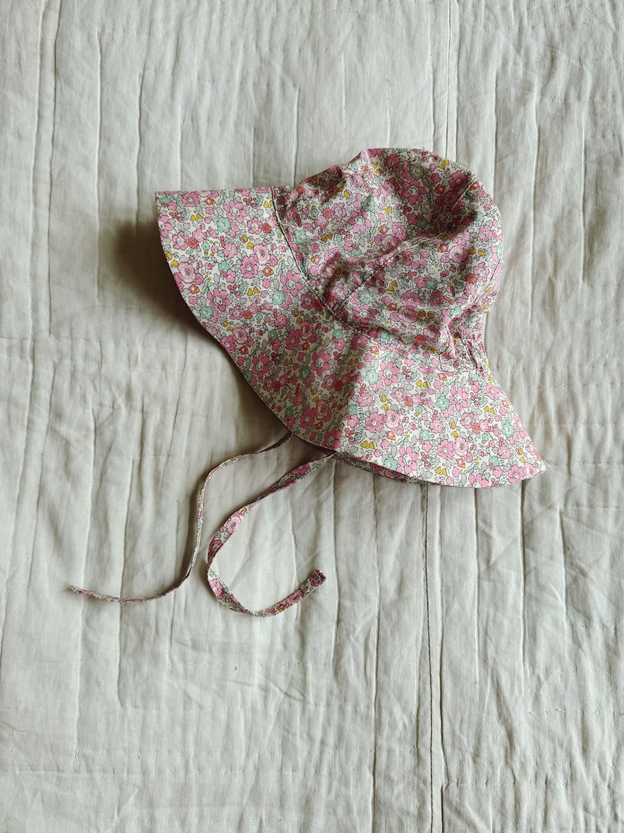 Yvonne hat pink betsy
