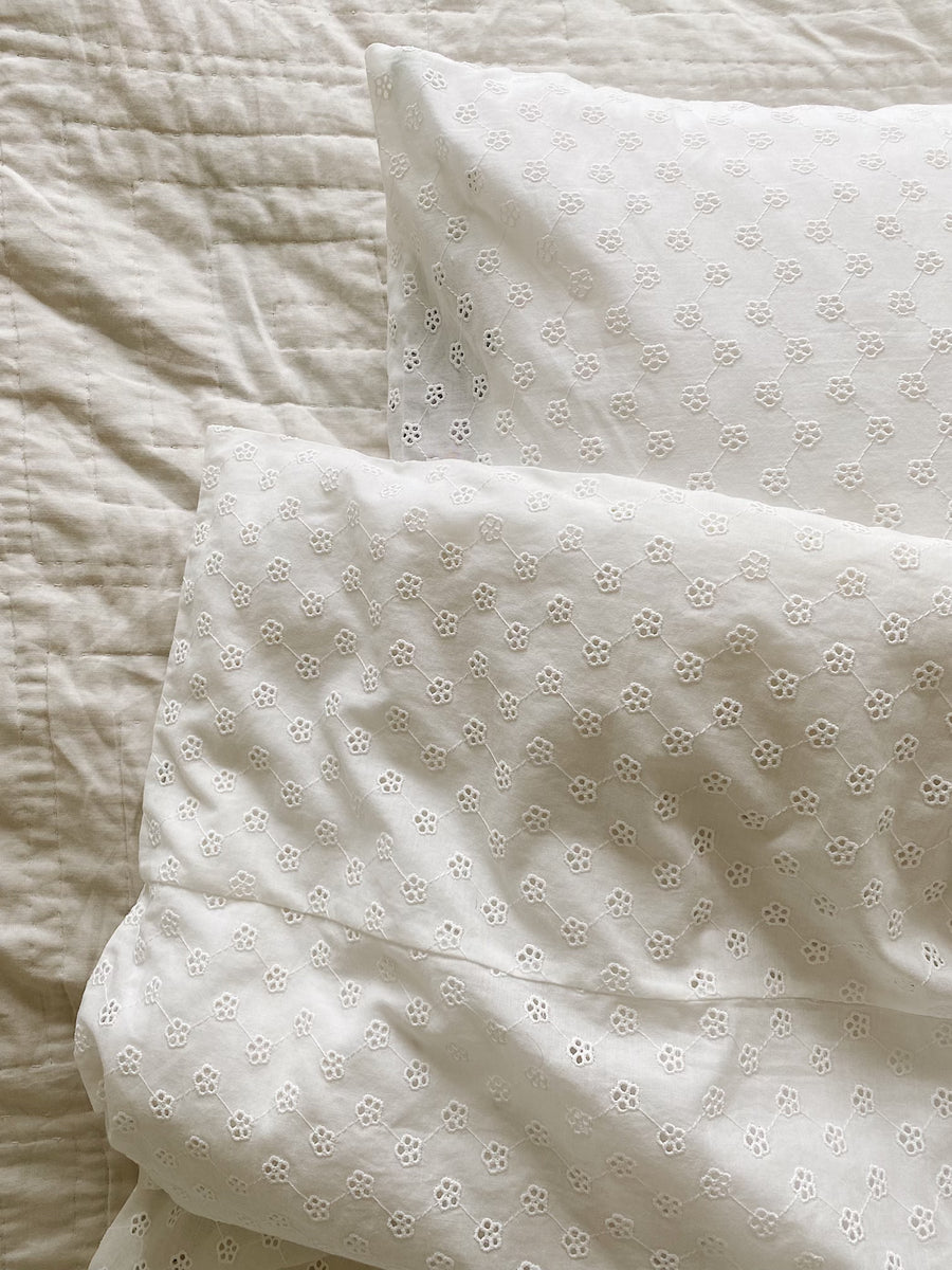 Baby bedding broderie anglaise