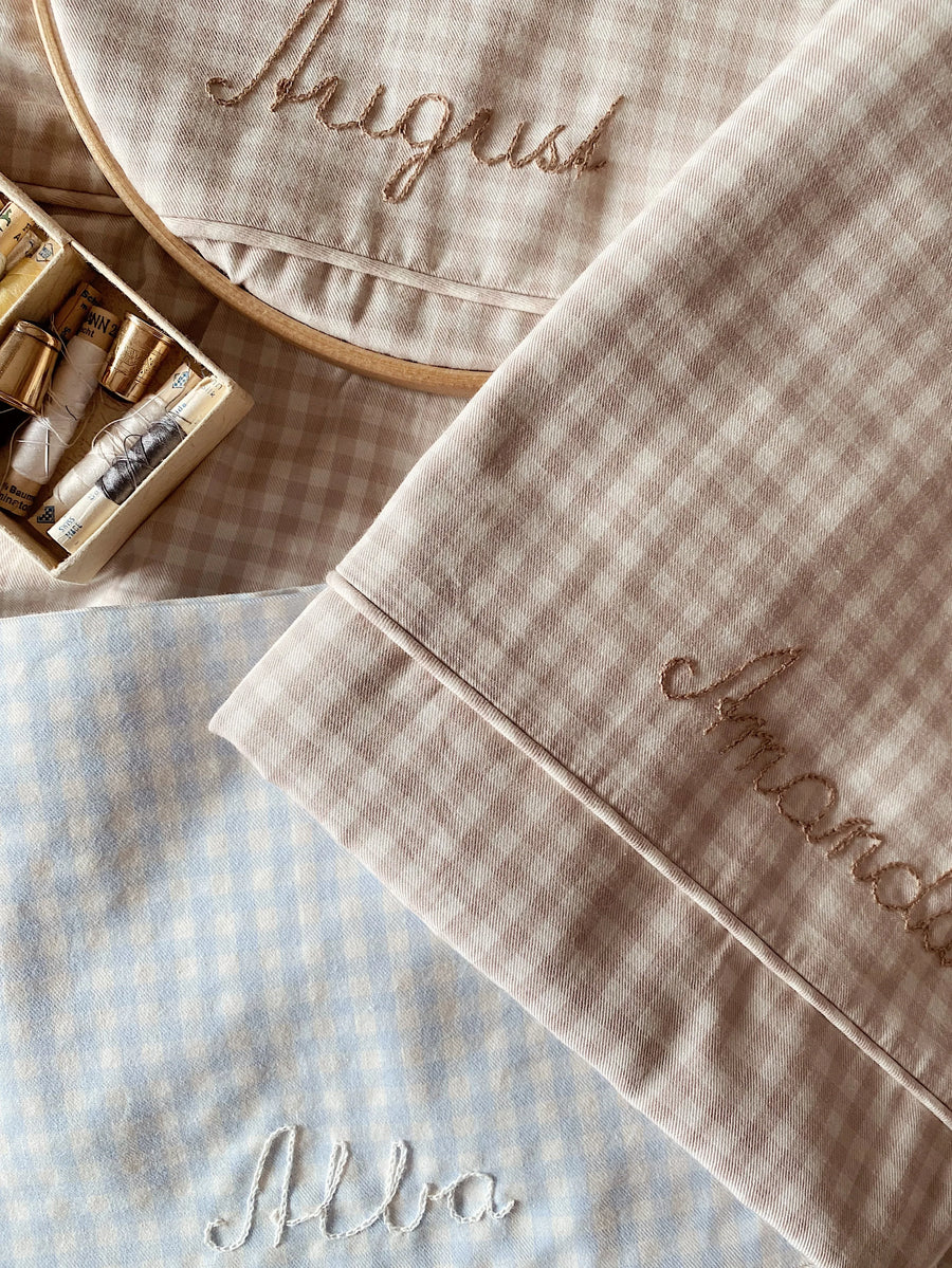 Classic baby bedding beige gingham - lalaby.com