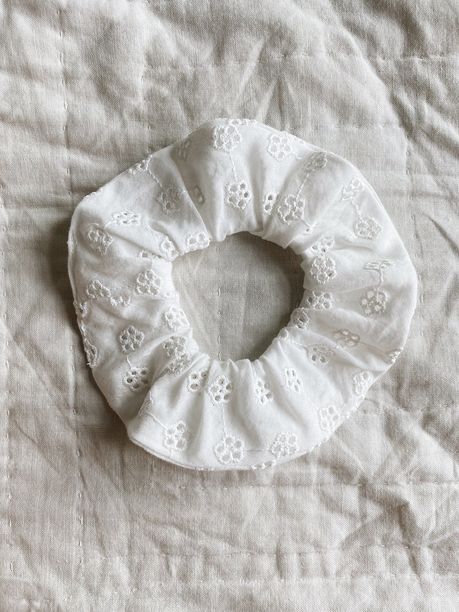 Scrunchie broderie anglaise